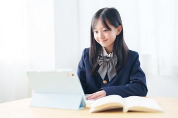 タブレットで勉強をする女の子