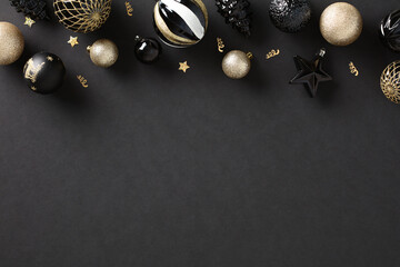 Christmas dark background with luxury golden ball decorations, top view. Xmas greeting card template, Happy New Year banner design. - obrazy, fototapety, plakaty