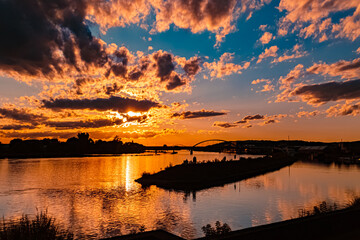 Obraz premium Sunset with a dramatic sky and reflections near Deggendorf, Danube, Bavaria, Germany