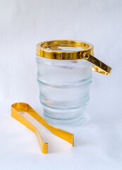 Szklany pojemnik na lód ze złotymi elementami