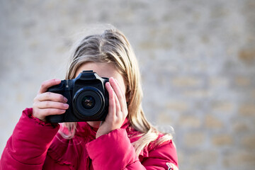 Lueur d'Automne, jeune photographe, une jeune fille de 10 ans aux cheveux blonds, baignés par la lumière automnale