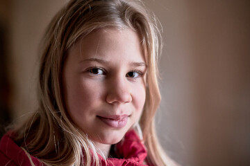 Douce Lueur, portrait en trois quarts d'une jeune fille de 10 ans, baignée dans une lumière...