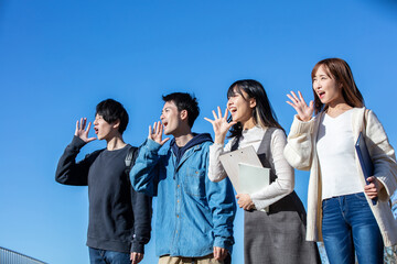 青空に向かって叫ぶ学生　student shouting to the blue sky