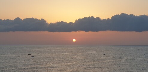 새벽 하늘과 바다, 구름이 담긴 자연의 아름답고 멋진 바다 경치 해돋이(일출) 영덕바다 - beautiful sunrise & sea