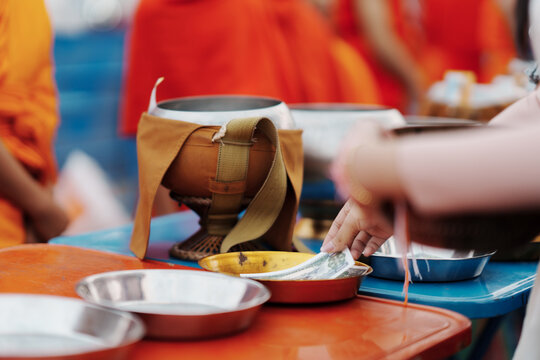 Kith and kin offer food to Phra That Luang Festival, Vientiane
