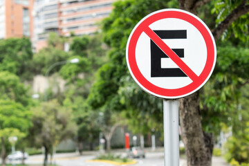 Traffic parking ban sign in spanish - No estacione - Prohibido estacionar.  - obrazy, fototapety, plakaty