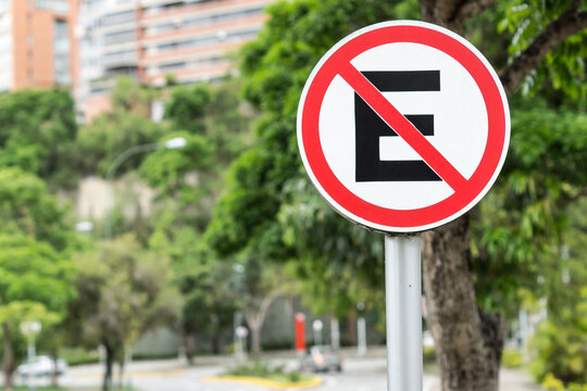 Traffic parking ban sign in spanish - No estacione - Prohibido estacionar. 