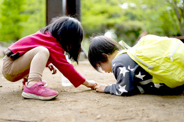 土遊びをしている子供たち/ Children playing with soil - obrazy, fototapety, plakaty