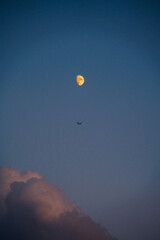 달 아래를 날아가는 비행기