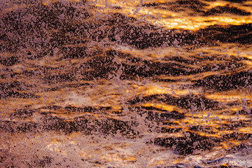 해질녘에 튀어오르는 바닷물