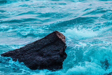 바위에 넘실거리는 바닷물