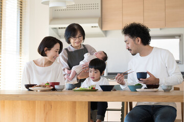 おばあちゃんと子どもたちと孫の三世代家族　でイニングで食事