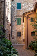 Fototapeta na wymiar Quiet street and buildings in Pienza, Tuscany, Italy