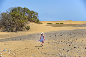 Kind spaziert in den Sanddünen auf der Insel Gran Canaria