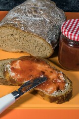 Brot Frühstück mit Marmelade