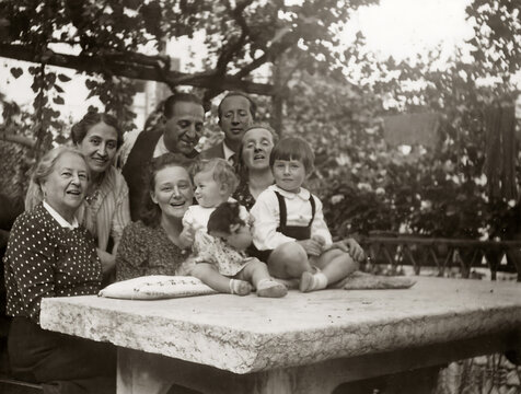 ANCIENT PHOTO WITH GROUP POSE