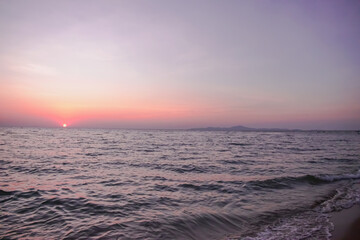 Obraz premium View of the beach and Pattaya sea as the sun sets.
