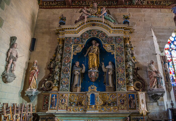 Fototapeta na wymiar Autel baroque dans l'église de l'enclos paroissial de Pleyben, Finistère, France