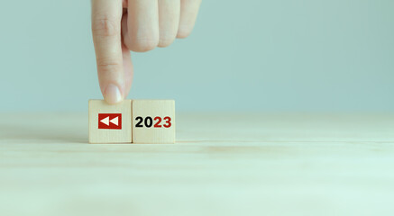 2023 Recap economy, business, financial summary, business review concept. For business planning in 2024. Replay icon and 2023 on wooden cubes on smart grey background and copy space. - obrazy, fototapety, plakaty