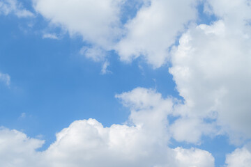 Fototapeta premium Vibrant colors dance in the sky as sunlight breaks through fluffy clouds.