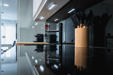 cocina amplia negra, con utensilios de cocina para cocinar