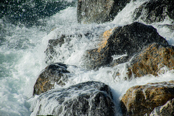 Naklejka premium waves crashing on rock ın the sea