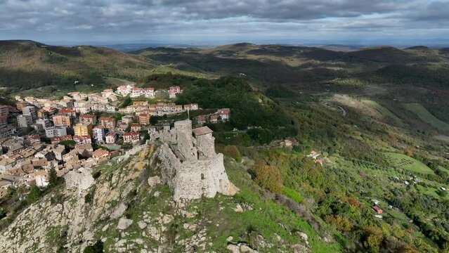 La rocca Frangipane di Tolfa, Lazio, Italia.
Ripresa aerea con drone della Rocca situata in cima alla collina del borgo medievale di Tolfa.