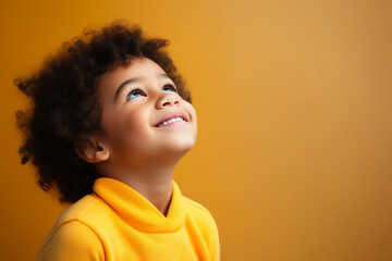 Obraz na płótnie Canvas Upward Glance: Child's Contemplative Smile