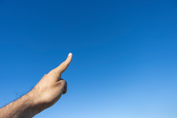 青空と指差しする男の手（30代、日本人）