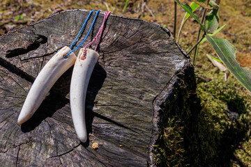 切り株の上にある鹿の角で作ったキーホルダー