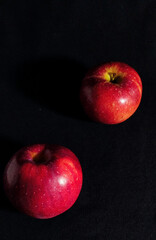 Fototapeta na wymiar red apples on a wooden table