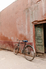 Fototapeta na wymiar old bicycle leaning against a wall