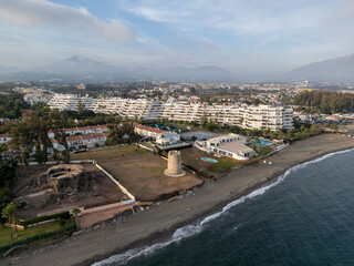 vista aérea de la playa de linda vista junto a la torre de las bóvedas en el municipio de...