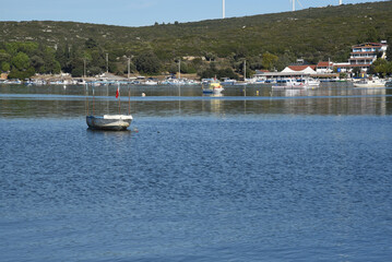 kleine Fischerboote verlassen an der K&uuml;ste