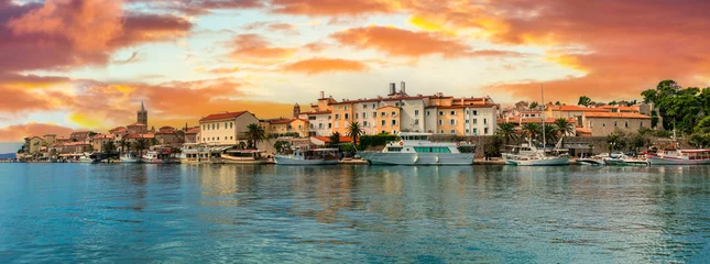 Selbstklebende Fototapete Mittelmeereuropa Beautiful Island Rab in Croatia. Townscape panorama over sunset. popular tourist destination
