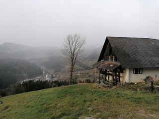 Farmstead . Upcoming snow . Bergbauernhof bei Wintereinbruch . 