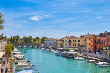  Beautiful panoramic view of the marina of Peschiera del Garda, on Lake Garda, Italy. - 686658953