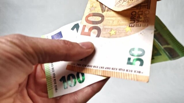 viele Euro Geldscheine Hand, Bargeld, Banknoten, Lohn, Gehalt, Miete, Nebenkosten, Steuern, Reichtum, Ersparnis, Kaufkraft, Taschengeld, Zahlung, Finanzierung, Kredit, Schulden, Abrechnung