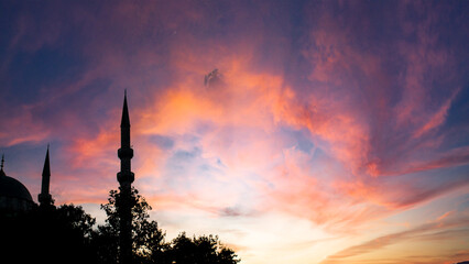 Obraz premium Islamic background image featuring a mosque, perfect for Ramadan, Kandil, Laylat al-Qadr, or Kadir Gecesi themes.