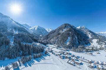 Ausblick in die verschneiten Tiroler Alpen ins Tal zwischen Bichlbach und Berwang
