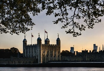 Naklejka premium Sunrise Silhouettes: Tower of London Standing Tall in Dawn's Light