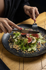 Delicious salad with figs, pear and nuts