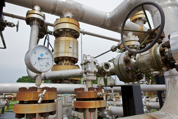 View of pressure gauge and valves at a decommissioned gas plant - obrazy, fototapety, plakaty