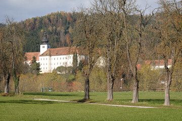 Schloss Piber mit Kirche bei Köflach . Steiermark . Österreich