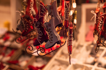 Naklejka premium Close-up of ice skates as a souvenir from the Christmas market