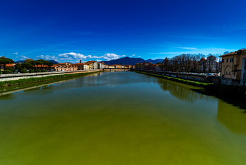 Obraz premium Der Arno ist nach dem Tiber der bedeutendste Fluss Mittelitaliens und der Apenninhalbinsel