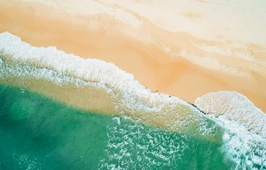 Draagtas Aerial view of sandy beach and turquoise ocean. Top view of ocean waves reaching shore on sunny day. © Евгений Бахчев