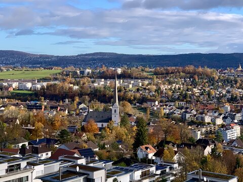 Panorama auf die Stadt Adliswil im Sihltal und die katholische Kirche bis nach Kilchberg, im Kanton Z&uuml;rich - Schweiz