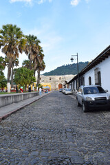 Fototapeta na wymiar Calle de piedra frente a la Plaza la Unión. Antigua Guatemala. Toma Vertical.