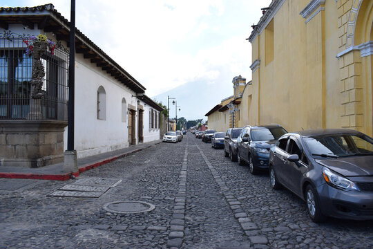 Avenida Sur. Antigua Guatemala, toma vertical.